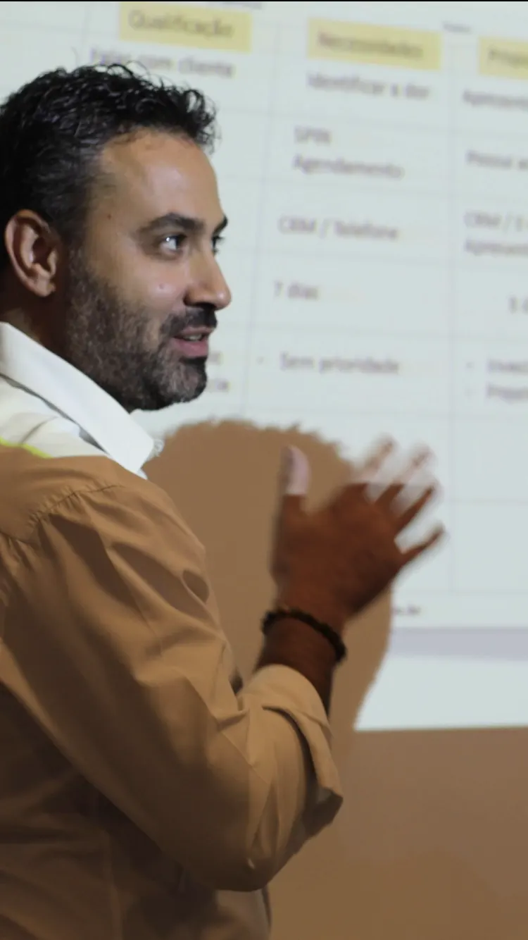 Alex em workshop sobre pipeline de CRM