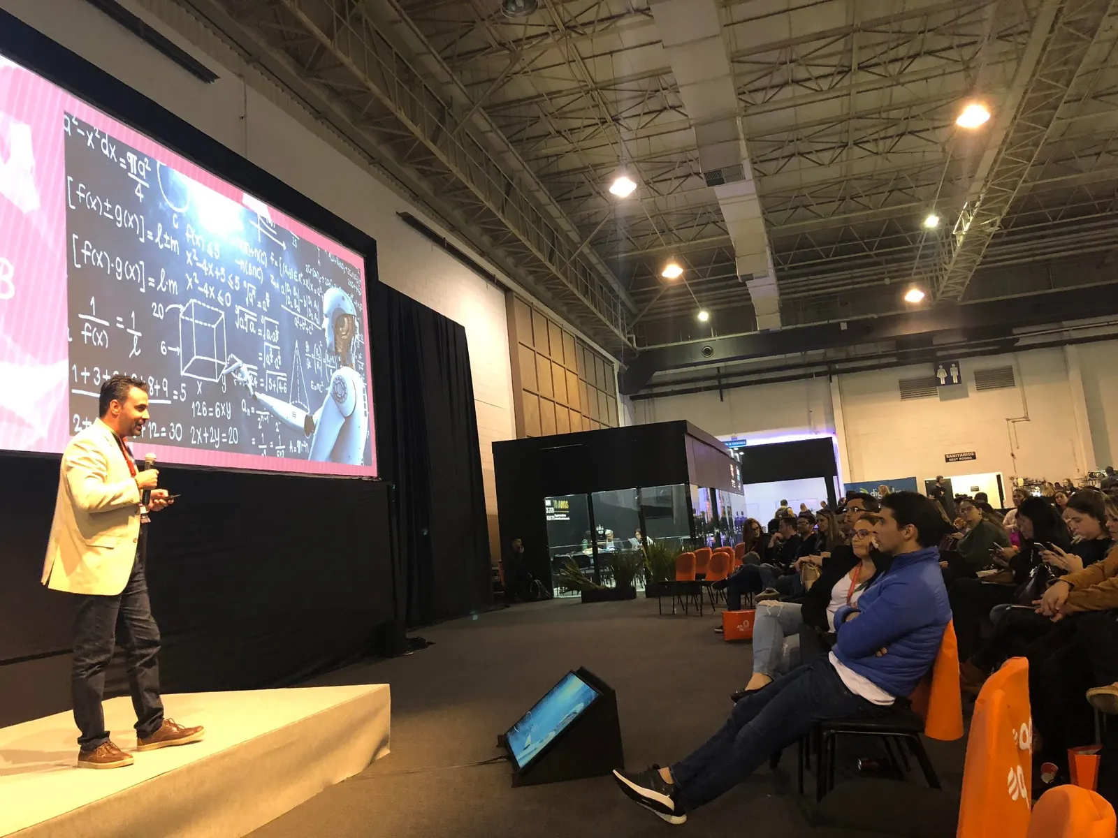 Alex em palco no Expo Forum falando sobre IA