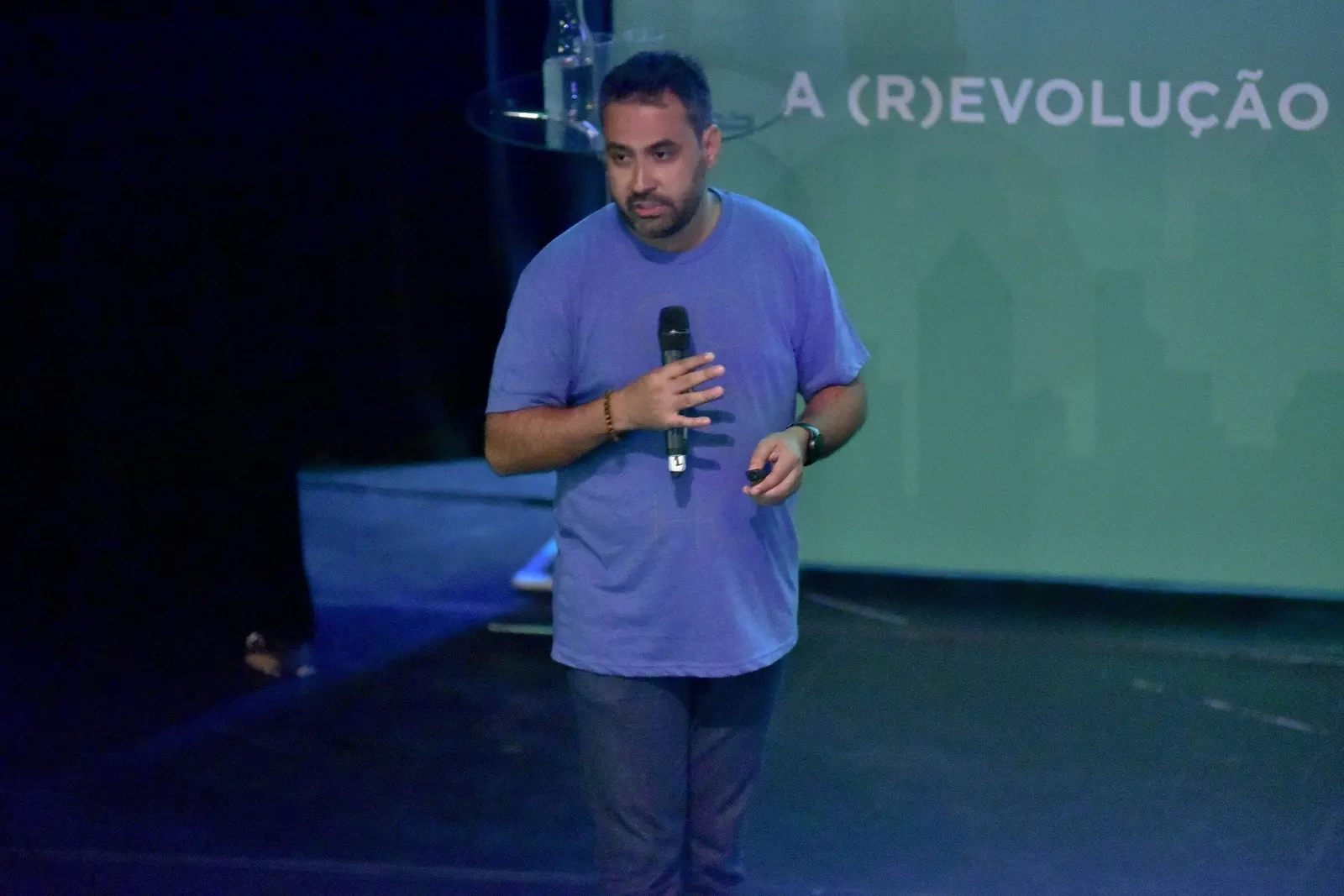 Alex em keynote sobre a revolucao da IA